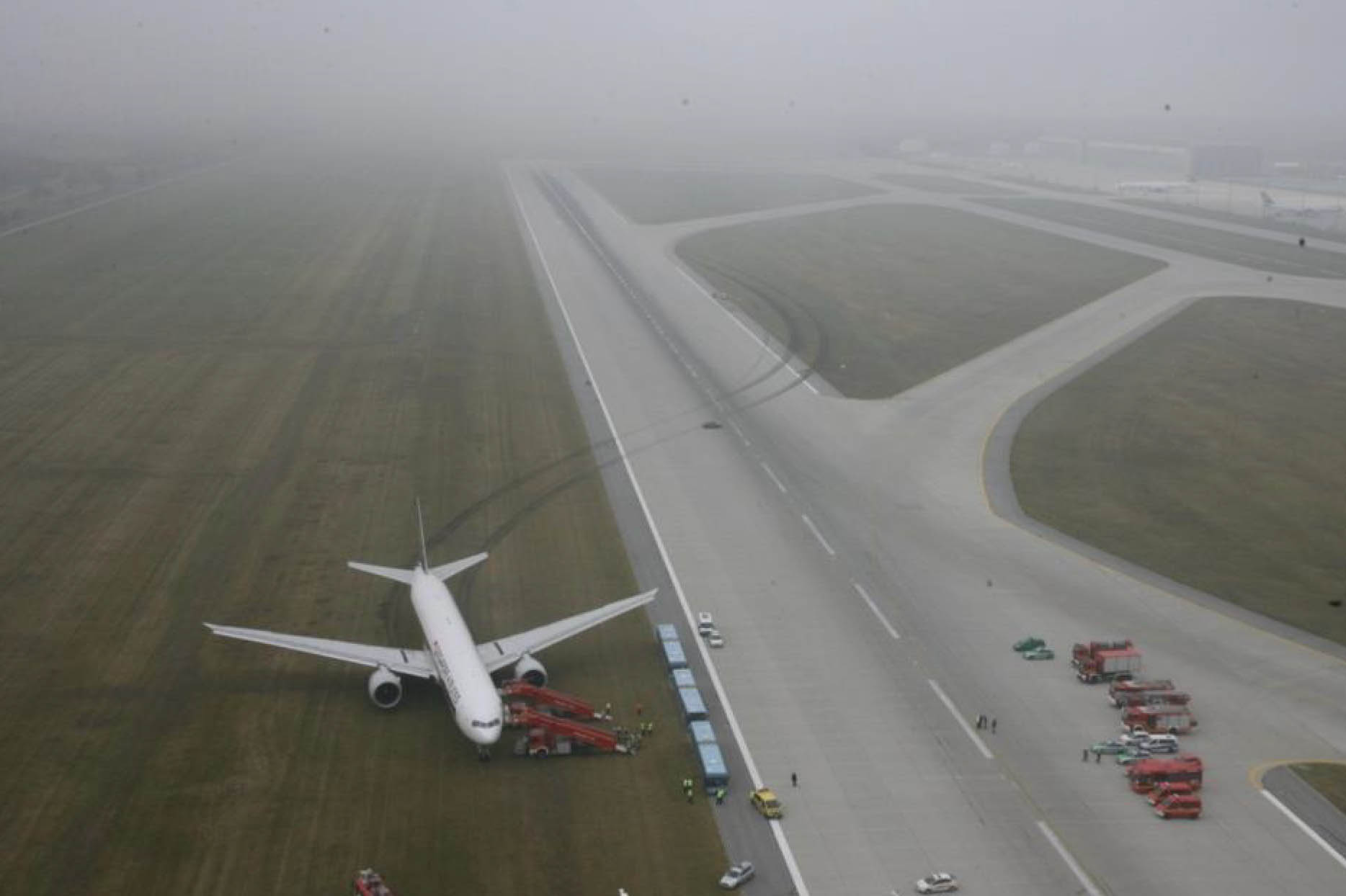 Flight landed. Boeing 777 посадка. Самолет на взлетной полосе. Посадочная полоса для самолетов. Самолет на ВПП.